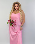 Дълга satinена рокля за новогодишна вечер от марка NewYear25, с polyester и viscose, изображение на елегантна рокля.