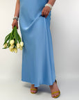 Дълга satinена рокля на NewYear25 с polyester и viscose, изображение на елегантен модел с гладък дизайн.