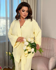 Loose-fit set от linen и polyester, изображение на комфортен дамски комплект с просторни кройки.