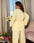 Loose-fit set от linen и polyester, изображение на елегантен летен комплект с леко разпуснати дрехи.