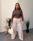 Soft white jumper with turtleneck made from cotton and viscose, suitable for everyday style, image of a model, worn the jumper.