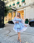 Къса organza рокля на цветя с polyester, подходяща за летни поводи, показана на модел, с ефирна и романтична визия.