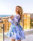 Къса рокля от organza с цветен принт, изработена от 100% polyester, показана на изображението.