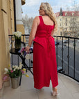 Fitted midi dress от polyester, lycra и nylon, показана на модел, с елегантен крой и стиlinen дизайн.