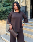 Loose-fitting set with rhinestones, made from polyester, viscose and lycra, fashionable and comfortable for everyday life.