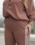 Комплект риза и pants от cotton и polyester, с elastane за комфорт, в светъл цвят, подходящ за ежедневен стил.