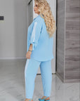 Комплект риза и pants от cotton и polyester в ярки цветове, подходящ за ежедневна облекла.