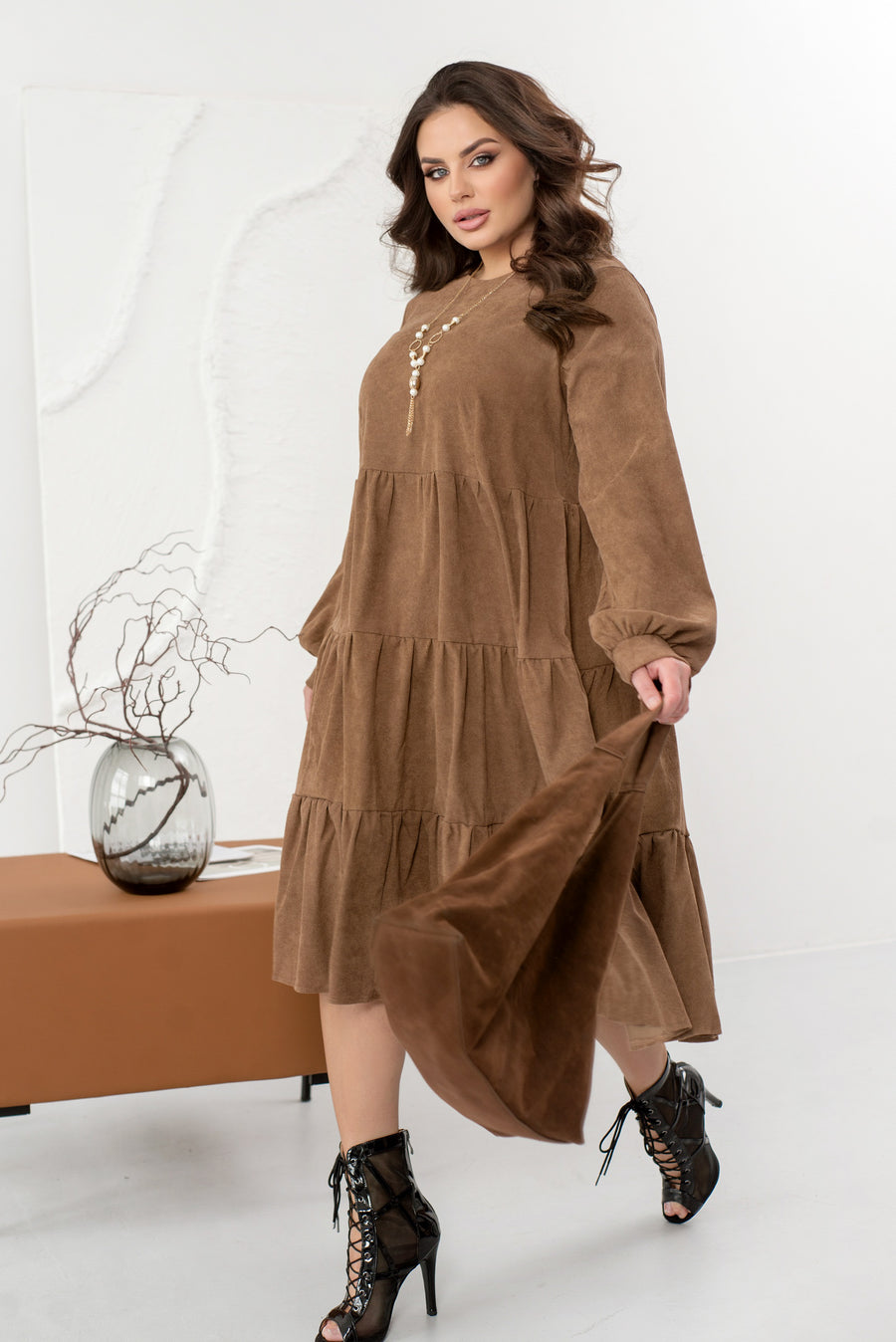 Bordázott bársonyos ruha fodrokkal