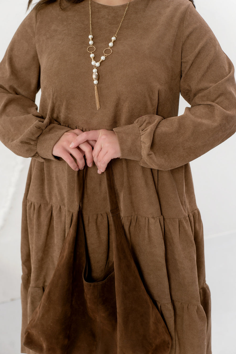 Bordázott bársonyos ruha fodrokkal