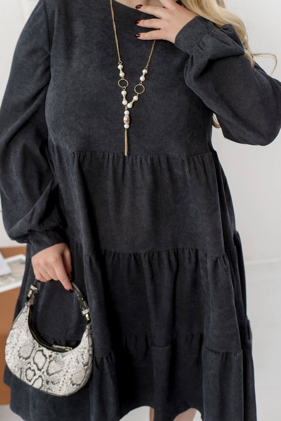 Bordázott bársonyos ruha fodrokkal