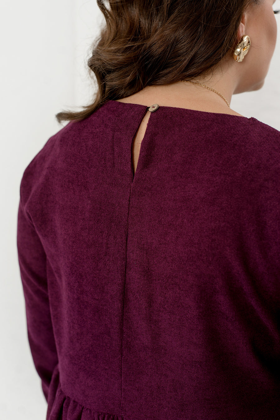 Rebrované zamatové šaty s volámkami