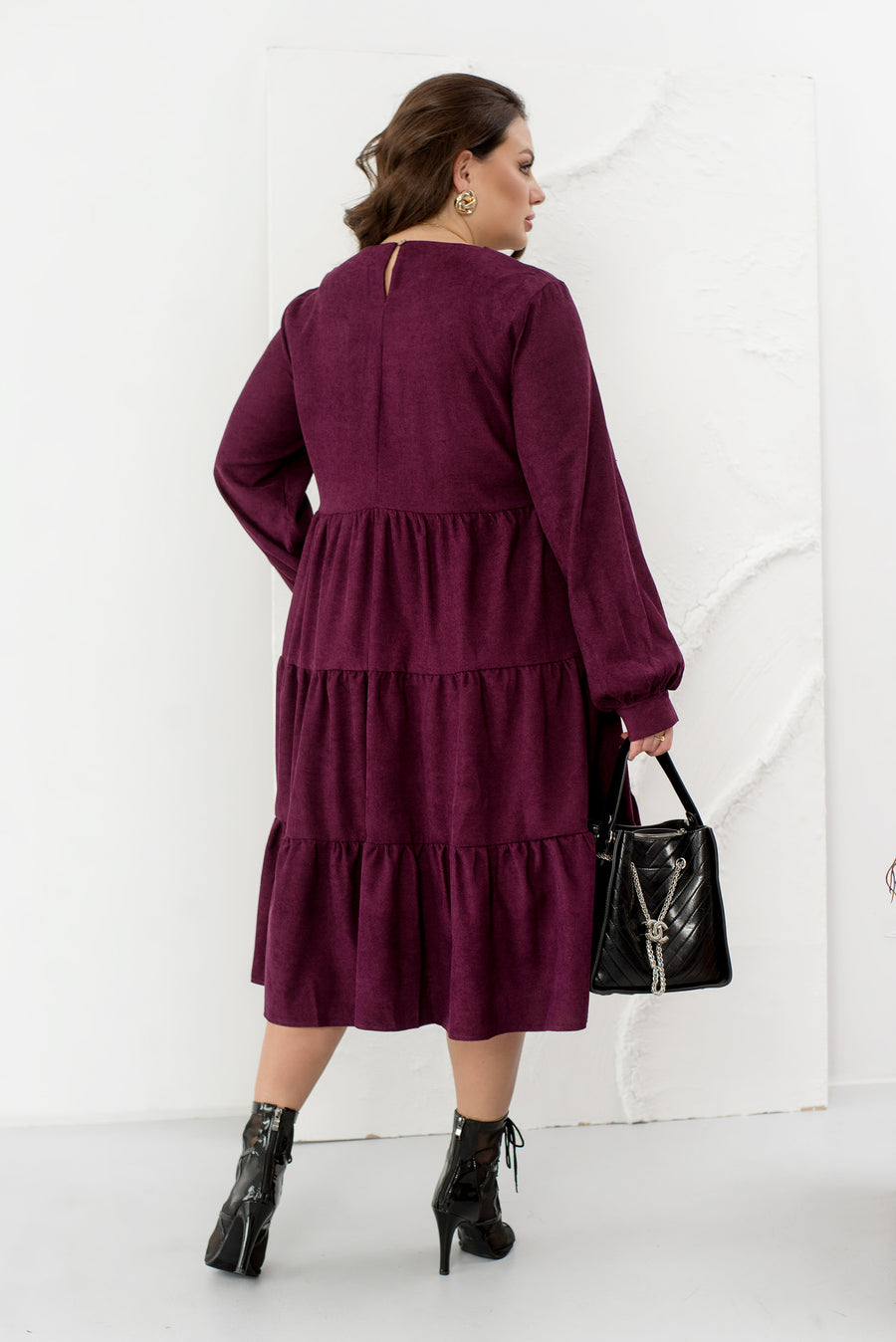 Rebrované zamatové šaty s volámkami