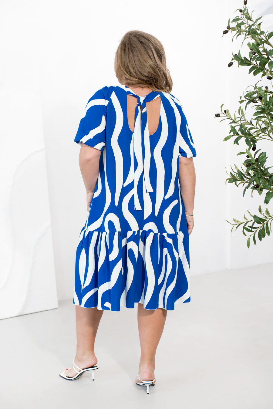 Short dress with an open back - Twiggy Shop