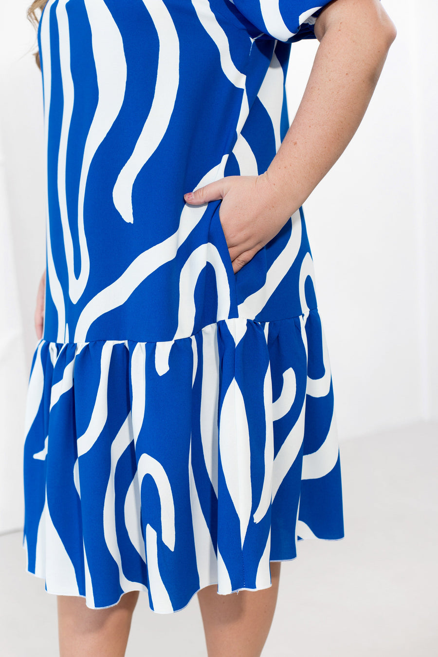 Short dress with an open back - Twiggy Shop