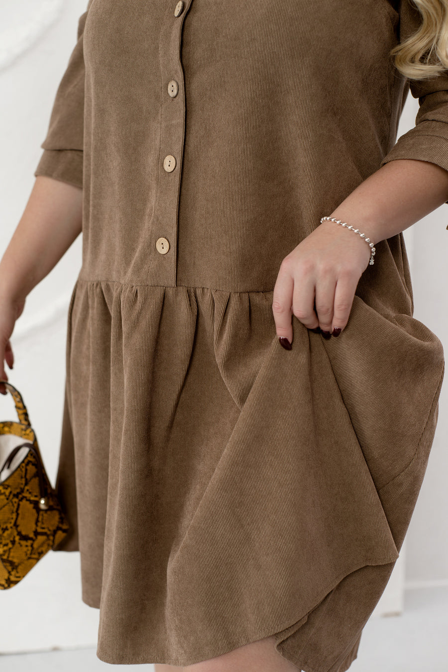 Žebrované sametové šaty s knoflíky