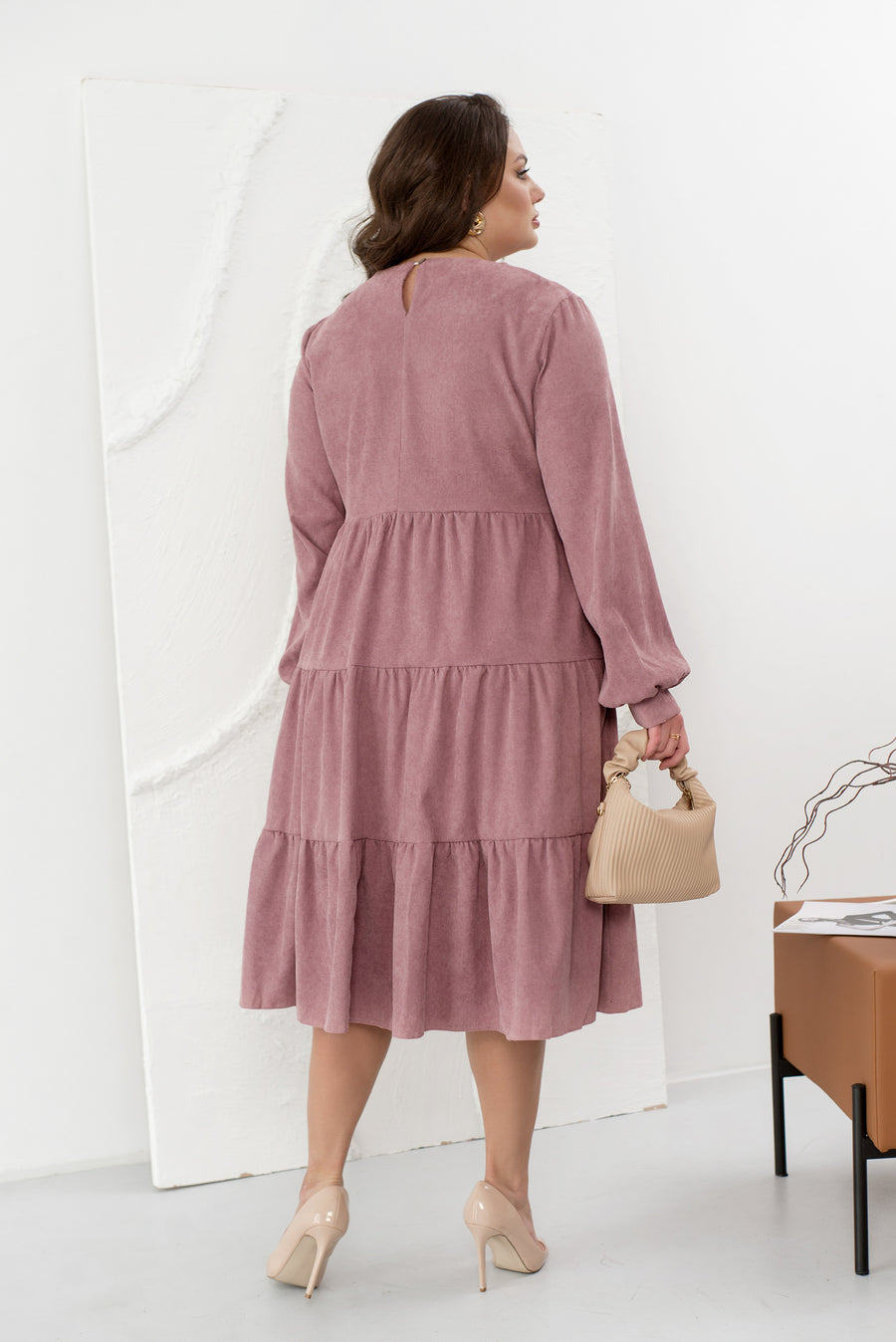 Aksamitna sukienka w prążki z falbankami