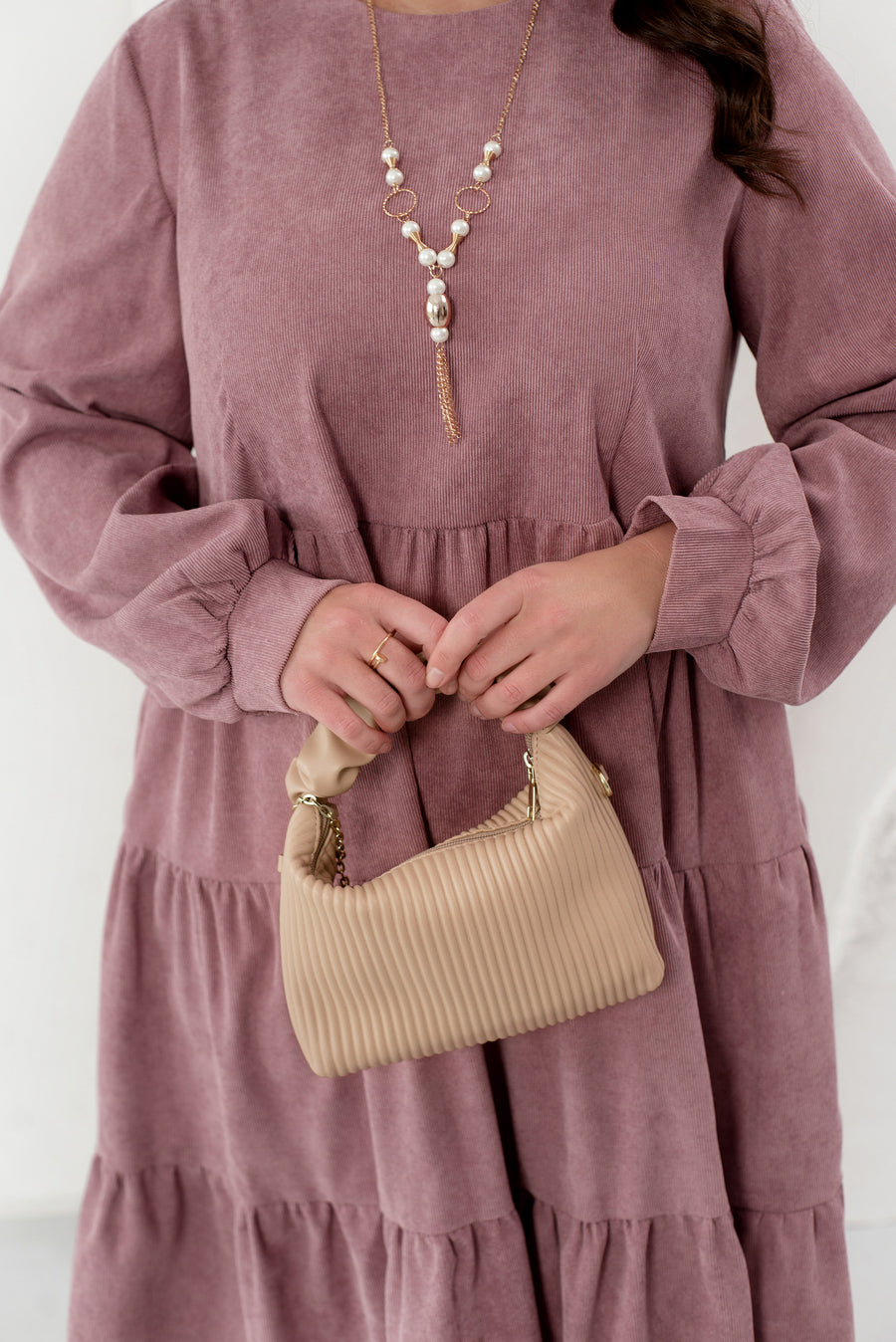 Aksamitna sukienka w prążki z falbankami