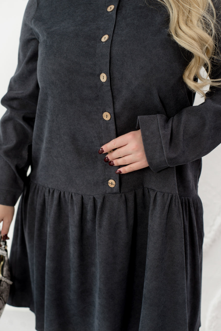 Bordázott bársonyos ruha gombokkal