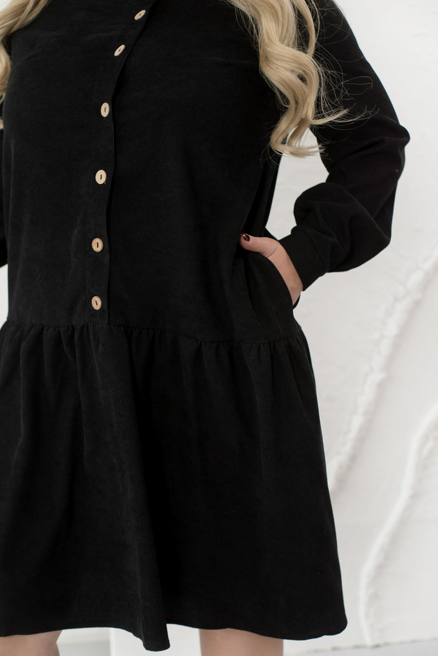 Prążkowana aksamitna sukienka zapinana na guziki