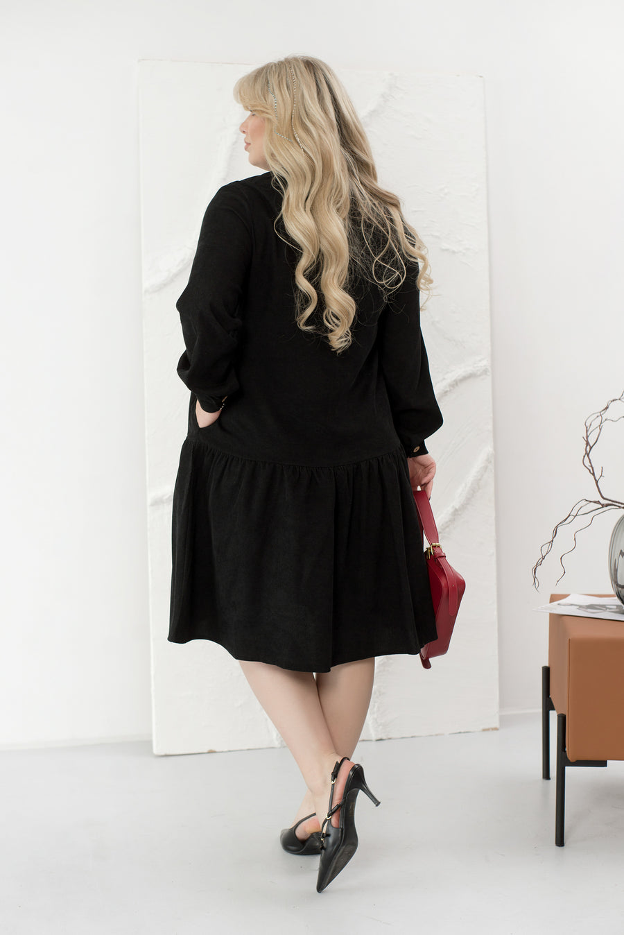 Prążkowana aksamitna sukienka zapinana na guziki