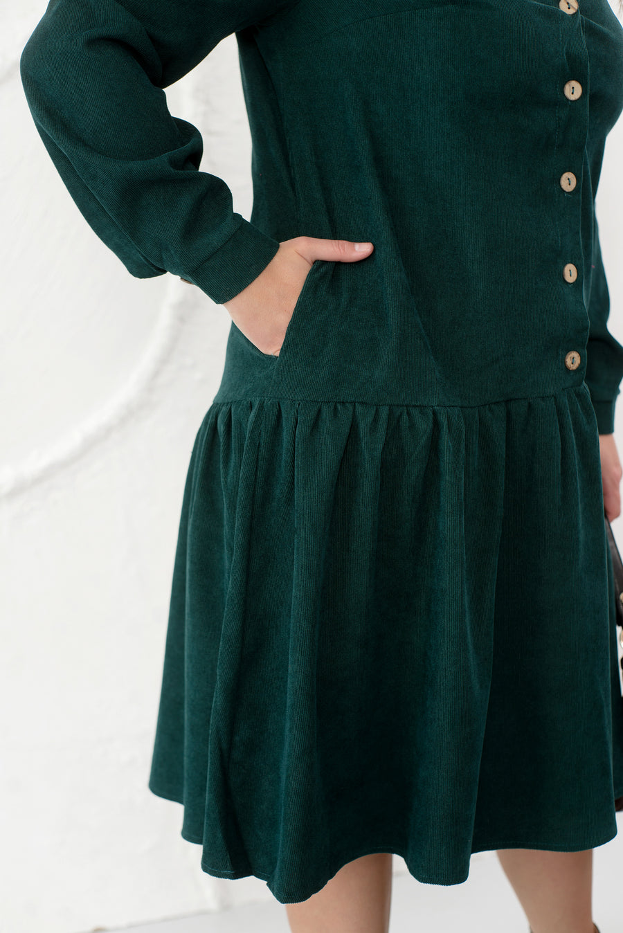 Bordázott bársonyos ruha gombokkal