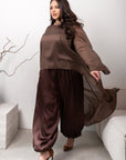 Асиметрична наметка от лека viscose и polyester, модел YR, с елегантен дизайн и свободен силует.