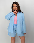 Комплект с linen ени shorts от linen blend , изображение на дреха с бели shorts и летен дизайн, произведен от Composition.