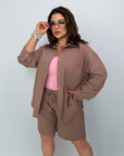 Комплект с linen ени shorts и топ от linen blend , с лека и дишаща Fabric, в светъл цвят.