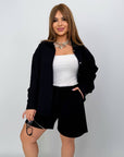 Linen ен Linen blend set with shorts , бели shorts и топ в светъл цвят, на модел, с естествена текстура на тъканта.