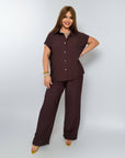 Комплект от linen blend  риза и pants с 80% linen  и 20% polyester, светли и комфортни за летния стил.