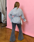 Раирана памучна риза със cmес от polyester и elastane, подходяща за ежедневен стил.