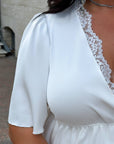Satin blouse with lace, white, polyester, viscose and elastane, elegant women's garment, shown on a model.