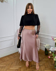 Копринена миди skirt с риза, изработена от polyester, viscose и elastane, в елегантен и модерен дизайн.