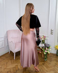 Риза с Midi skirt made of silk fabric , изработена от polyester, viscose и elastane, с елегантен дизайн и фини детайли.