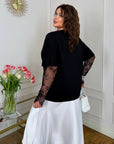 Риза с lace от cotton и elastane, Whiteа, с деликатен дантеlinen  детайл, подходяща за ежедневна и елегантна визия.