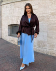 Satin kimono with a belt, polyester, viscose and elastane, soft and smooth texture, white with an elegant design.