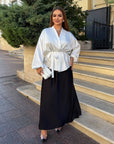 Satin kimono with a belt, light and elegant women's garment made from polyester, viscose and elastane, image of a model.