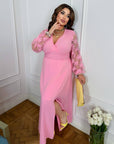 Long dress with mesh  от viscose и polyester, стилна и елегантна, показана в изображението.