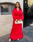Satin kimono with a belt, polyester, viscose and elastane, smooth texture and elegant design, white with dark accents.
