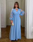 Long dress with mesh  от viscose и polyester, показана на модел, с елегантен дизайн и прозрачни детайли.