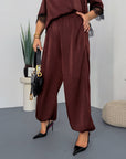 Satin set with lace, made from polyester, viscose and elastane, with delicate lace and elegant design.