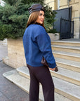 Cropped denim jacket made from cotton and polyester, with long sleeves and a classic design, the model is in a light colour.