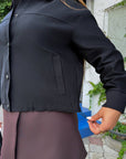 Cropped denim jacket from the brand Composition with cotton, polyester and elastane, model with classic design and fitted cut.
