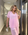 Плисиран chiffonов комплект с viscose и polyester, елегантен дамски тоалет, със светъл цвят и деликатен дизайн.