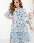 Лека Blueя Chiffon dress   на YR марка Twiggy Shop, показана на модел с гладък дизайн и фини детайли.