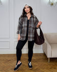 Oversized checked shirt made from cotton and polyester, with large sizes and classic design, in blue and white.