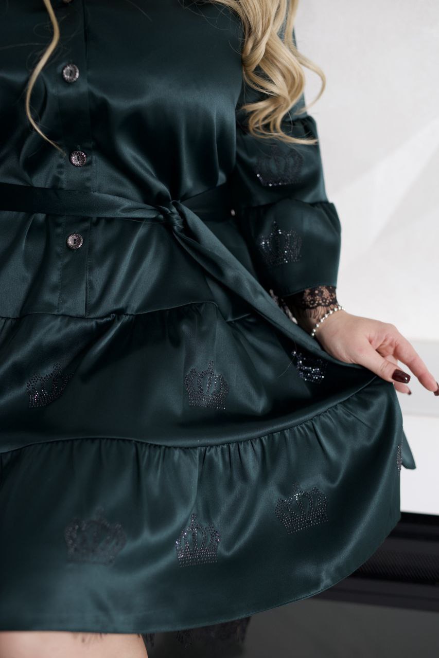 Satijnen jurkje met steentjes