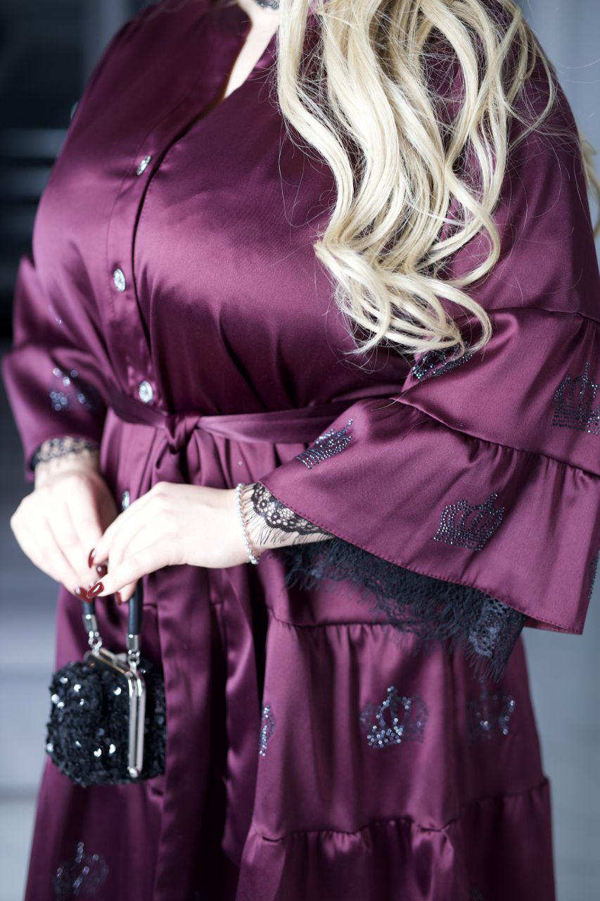 Satijnen jurkje met steentjes