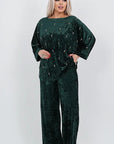 Velvet dress with pearls, made from viscose, cotton and elastane, with an elegant design and decorative pearls.