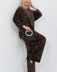 Velvet dress with pearls, knee-length, in purple colour, made from viscose, cotton and elastane, for elegant style.